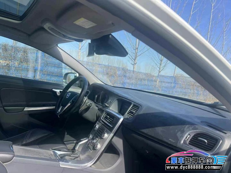 17年沃尔沃V60轿车抵押车出售