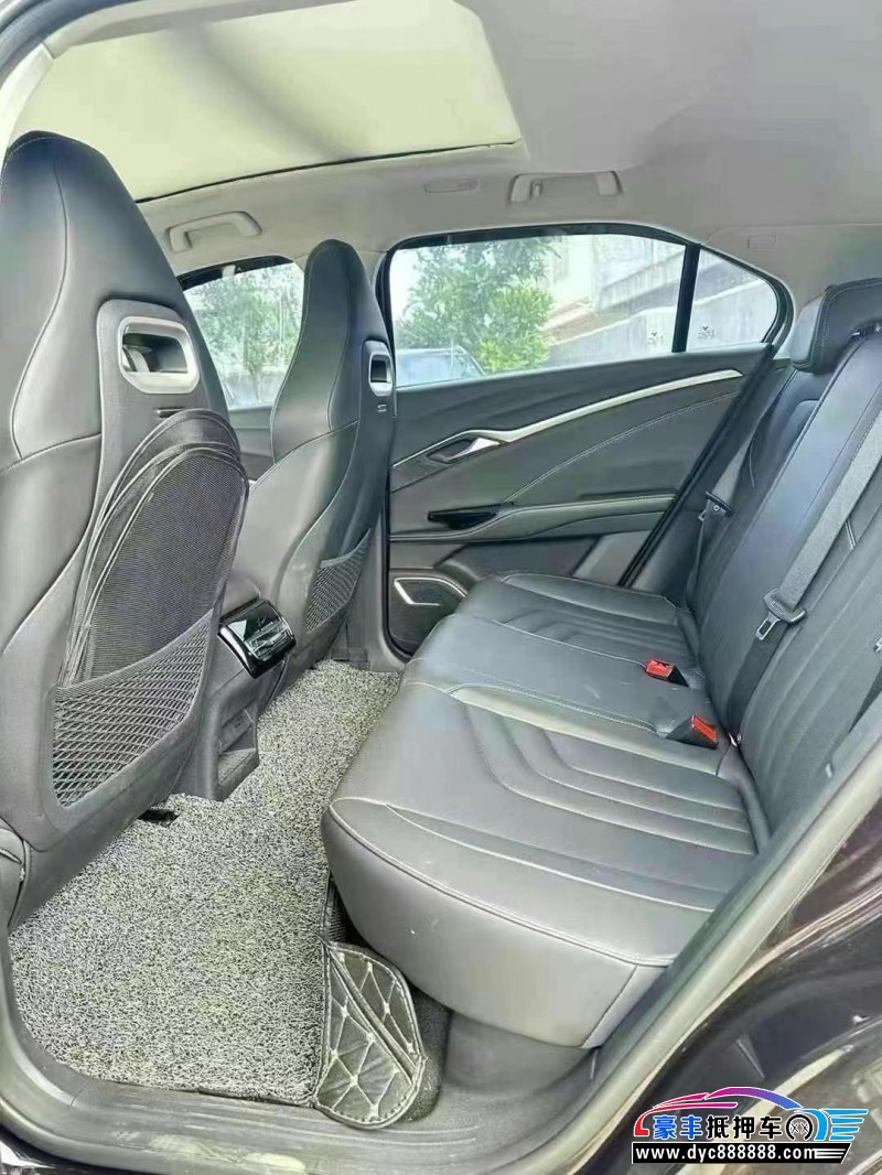 22年哪吒U轿车抵押车出售