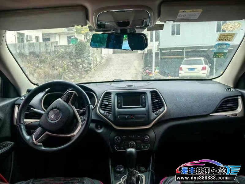 18年Jeep自由光轿车抵押车出售