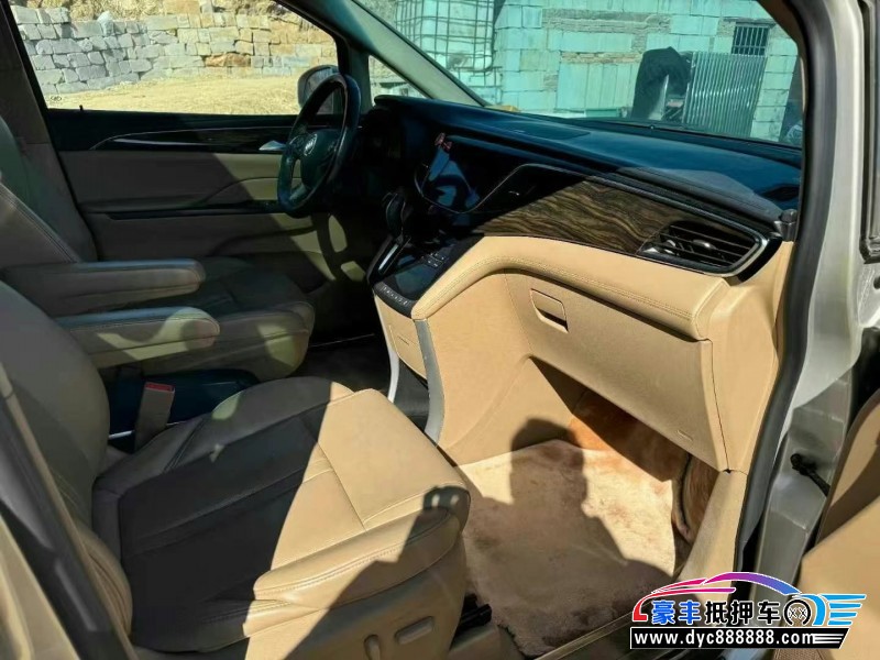 17年别克GL8轿车抵押车出售