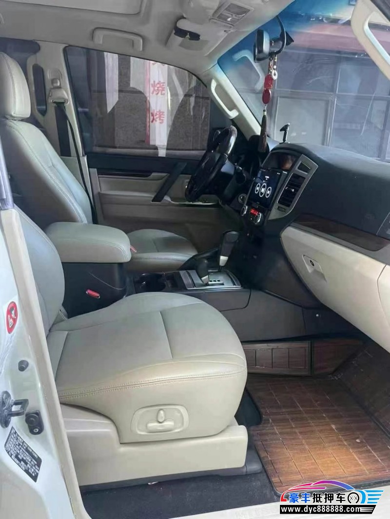 19年三菱帕杰罗轿车抵押车出售