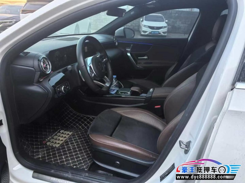 21年奔驰A轿车抵押车出售