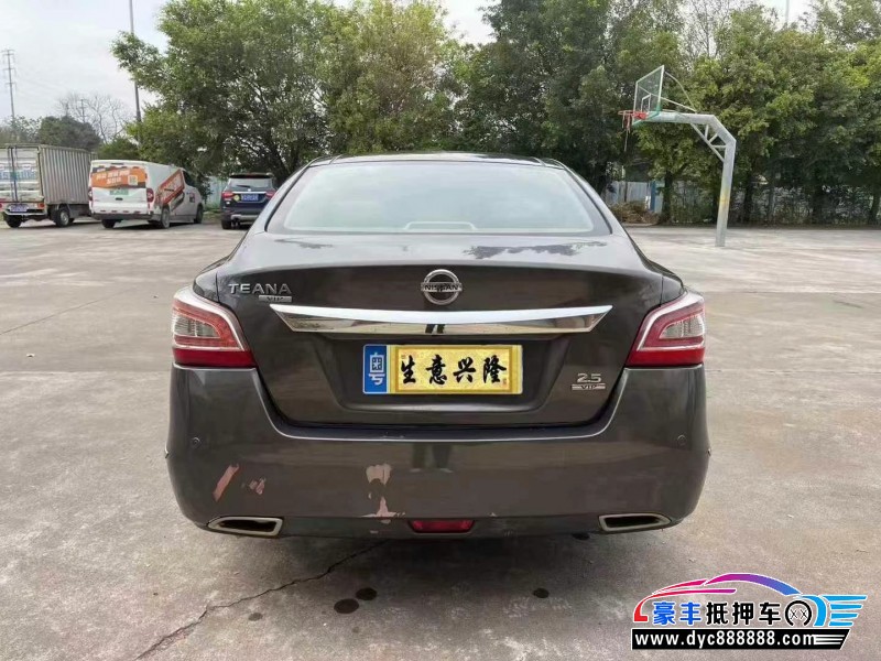 14年日产天籁轿车抵押车出售