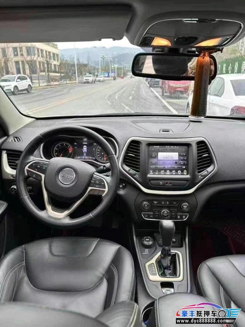 17年Jeep自由光轿车抵押车出售