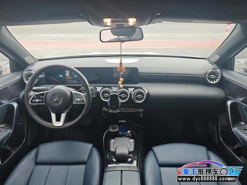 21年奔驰A轿车抵押车出售