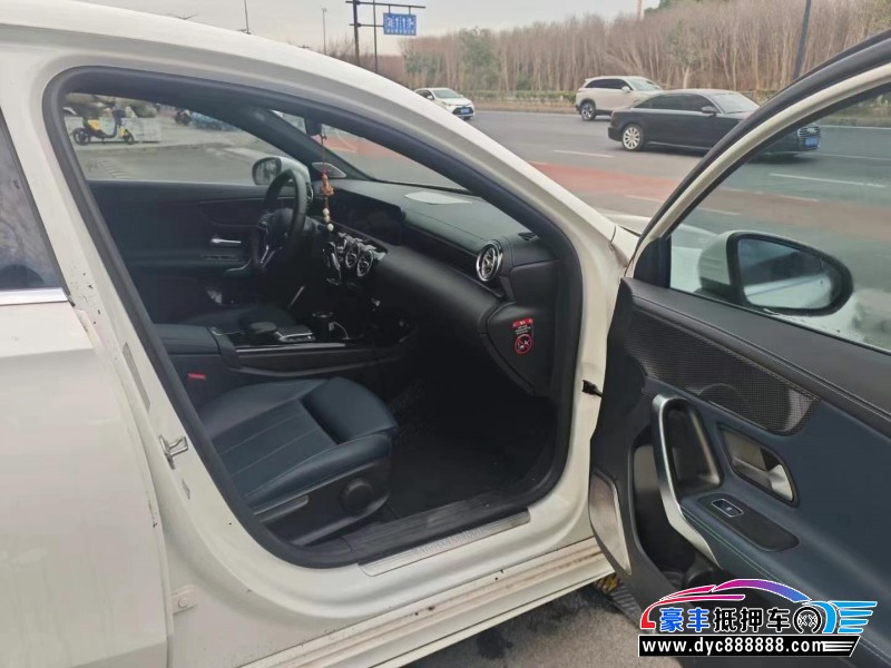 21年奔驰A轿车抵押车出售