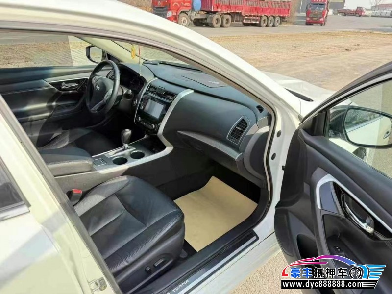 17年日产天籁轿车抵押车出售