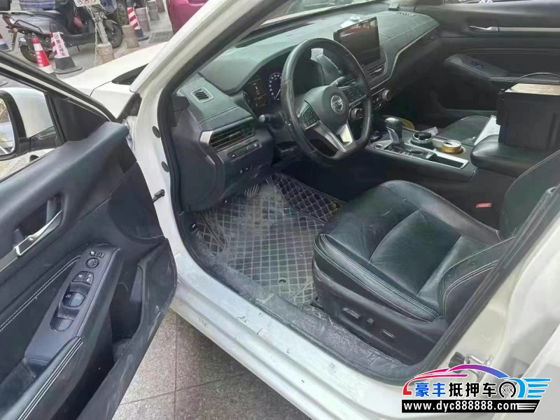 19年日产天籁轿车抵押车出售