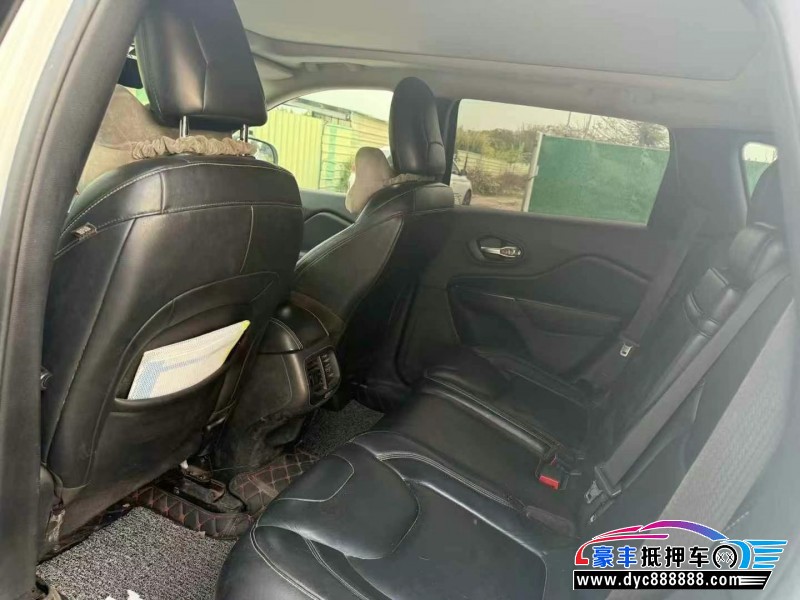 15年Jeep自由光轿车抵押车出售