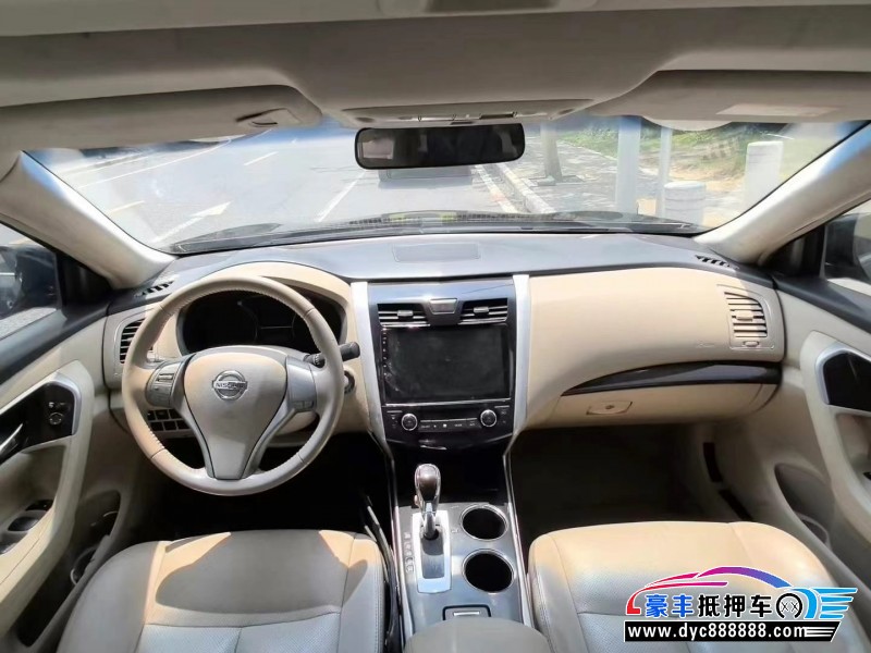 13年日产天籁轿车抵押车出售