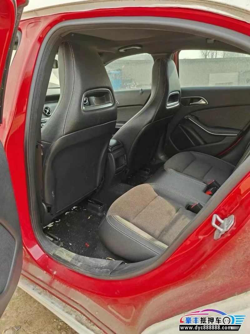 14年奔驰A轿车抵押车出售