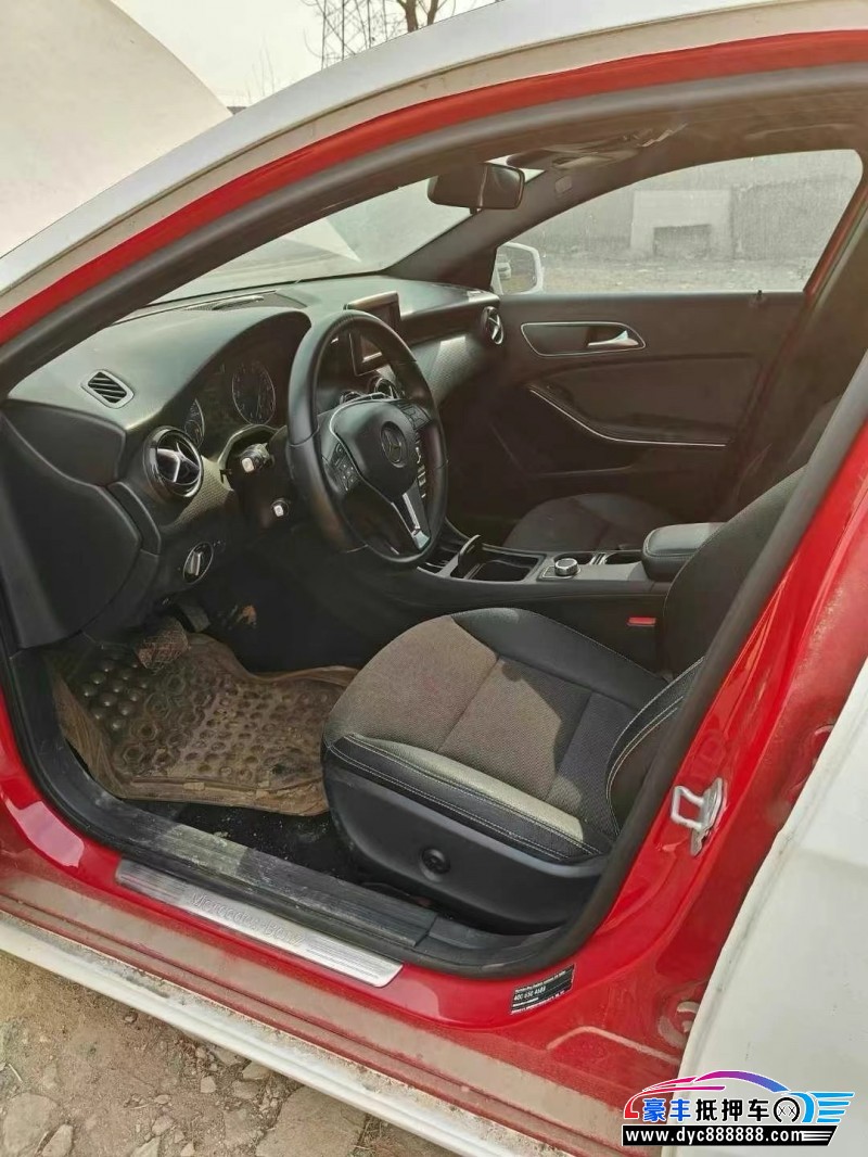 14年奔驰A轿车抵押车出售