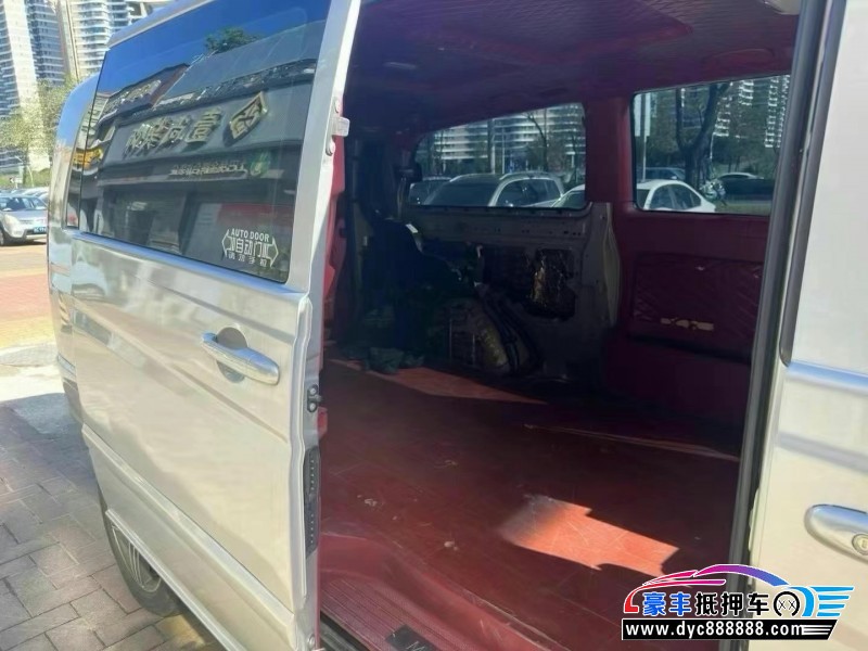 13年奔驰威霆轿车抵押车出售