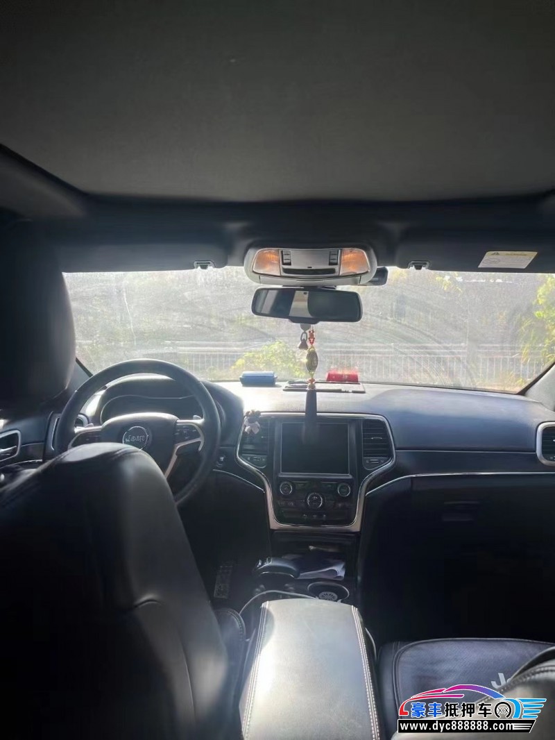 15年Jeep大切诺基轿车抵押车出售