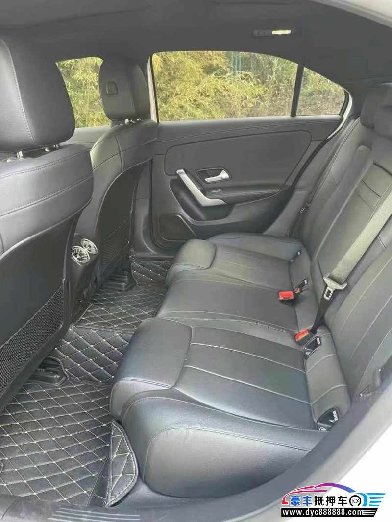 21年奔驰A轿车抵押车出售