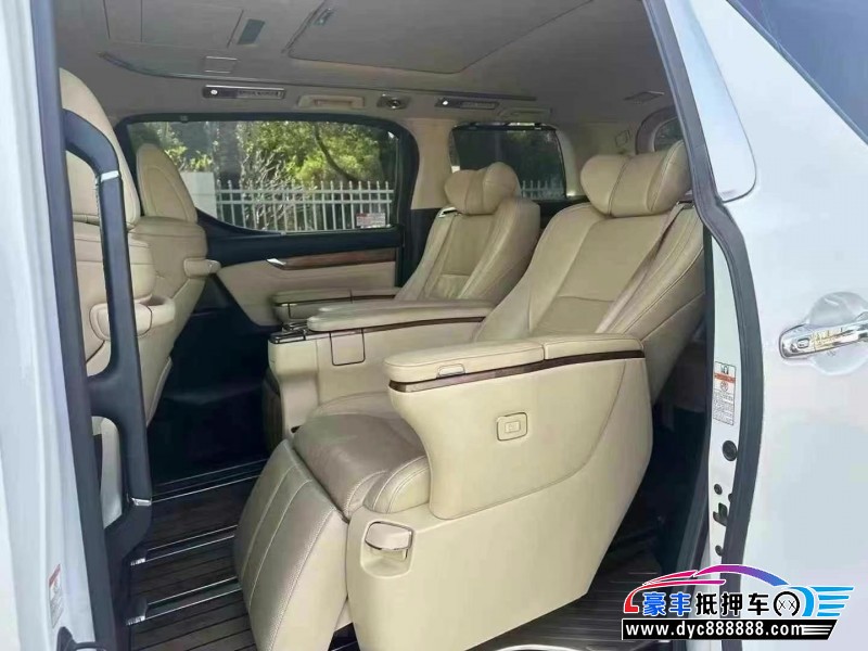 17年丰田埃尔法轿车抵押车出售