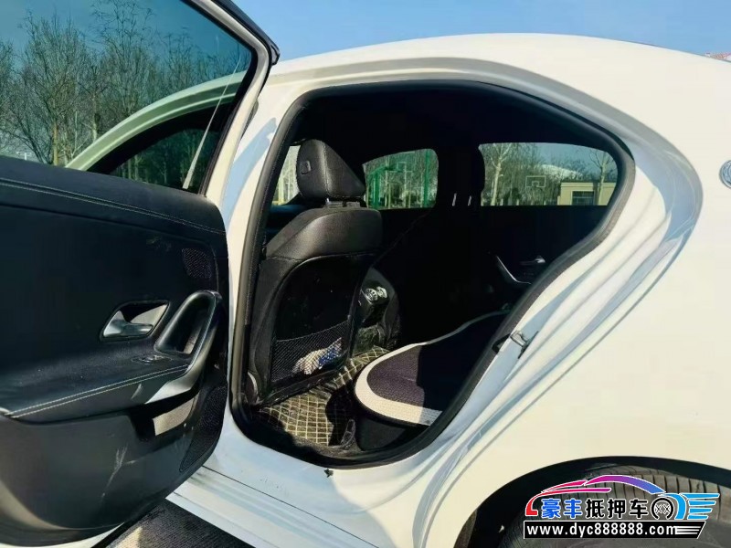 19年奔驰A轿车抵押车出售