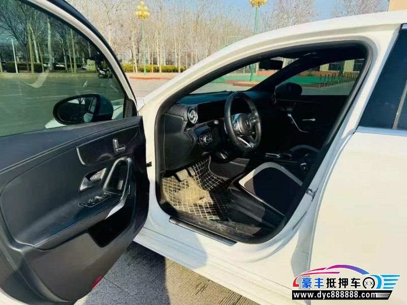 19年奔驰A轿车抵押车出售