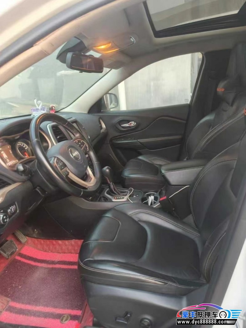 17年Jeep自由光轿车抵押车出售