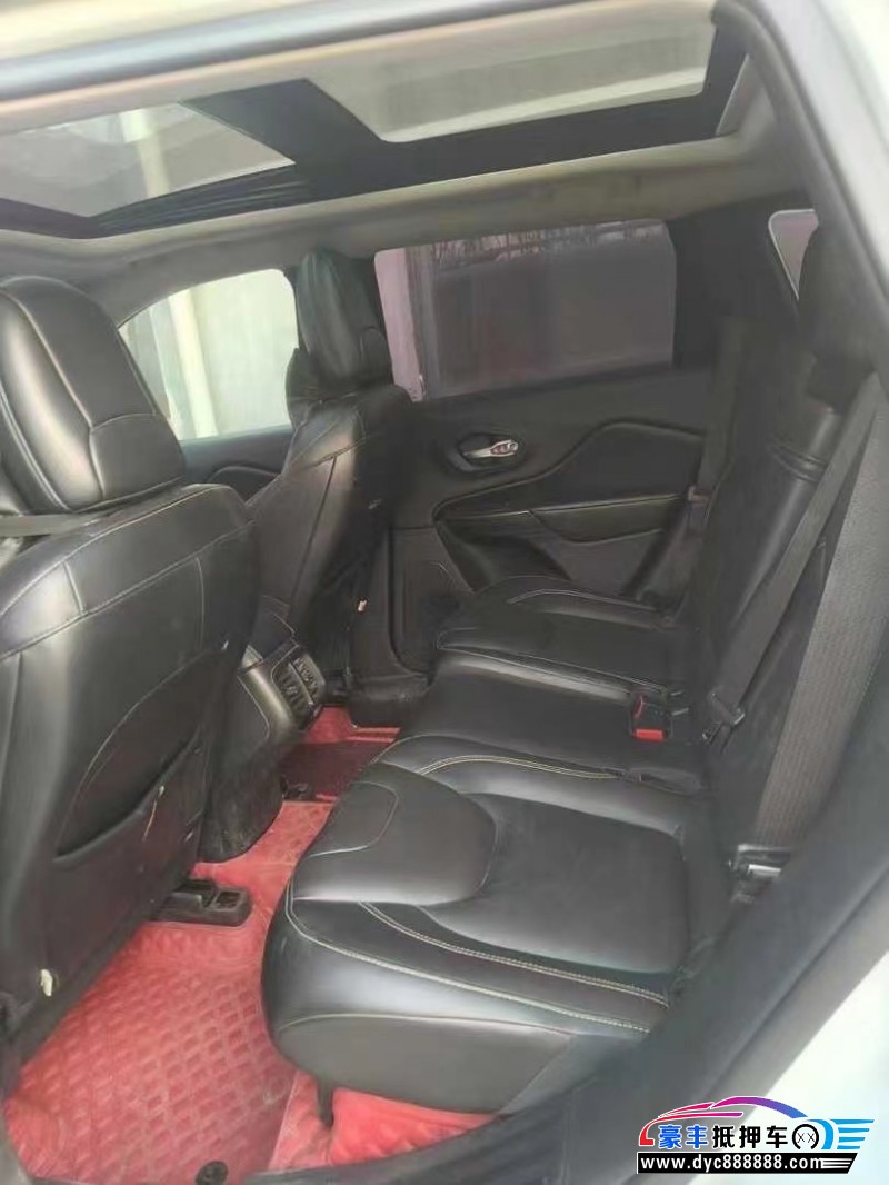 17年Jeep自由光轿车抵押车出售