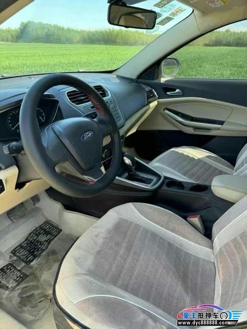 15年福特福睿斯轿车抵押车出售