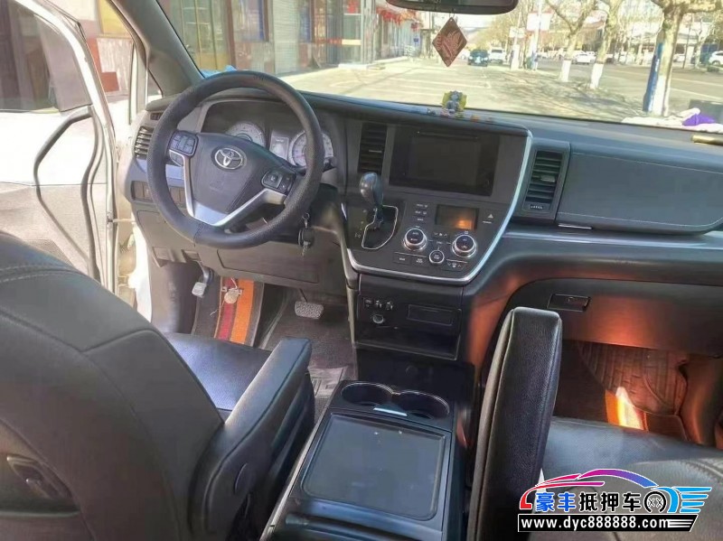 16年丰田塞纳轿车抵押车出售