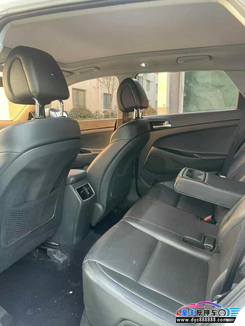 17年现代途胜轿车抵押车出售