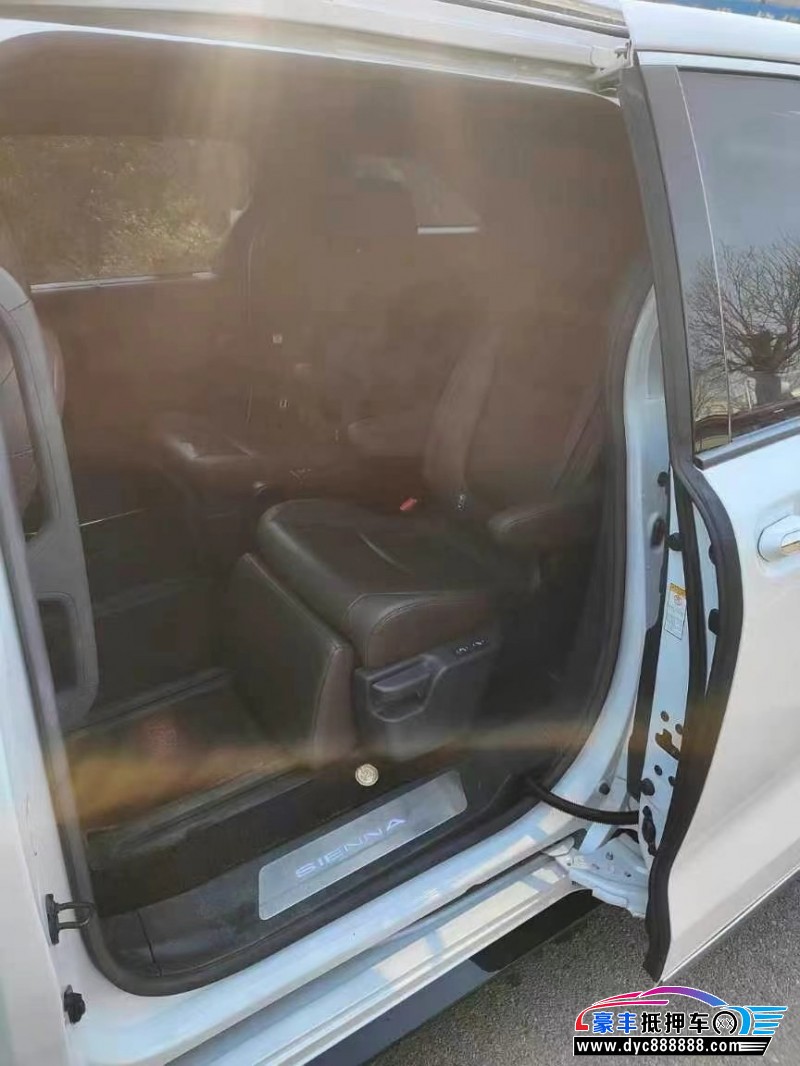 22年丰田塞纳轿车抵押车出售