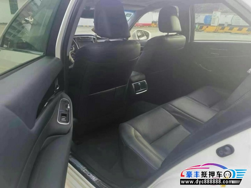 17年丰田皇冠轿车抵押车出售