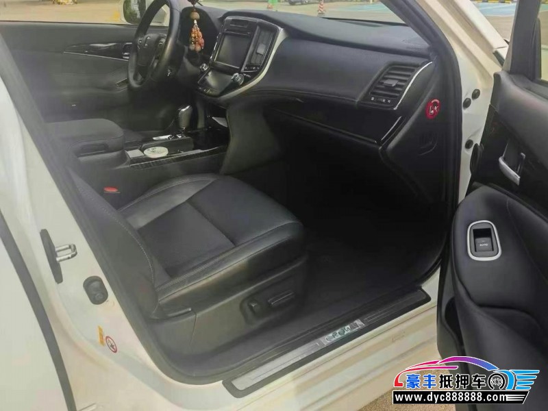 17年丰田皇冠轿车抵押车出售