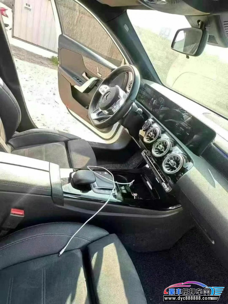 21年奔驰A轿车抵押车出售