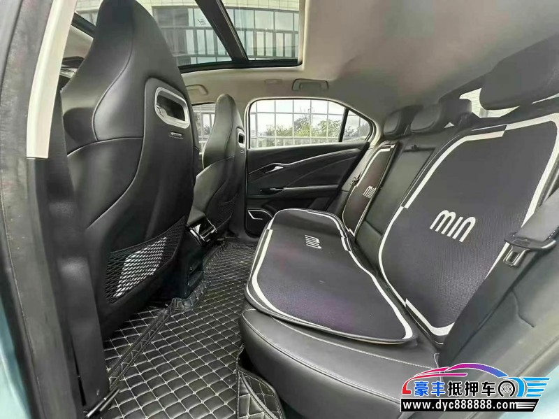 22年哪吒U轿车抵押车出售