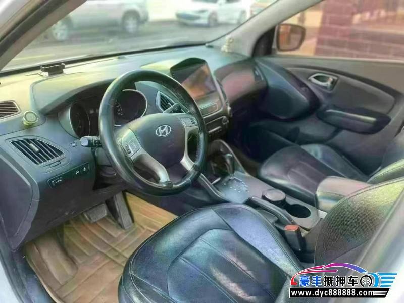 14年现代ix35轿车抵押车出售