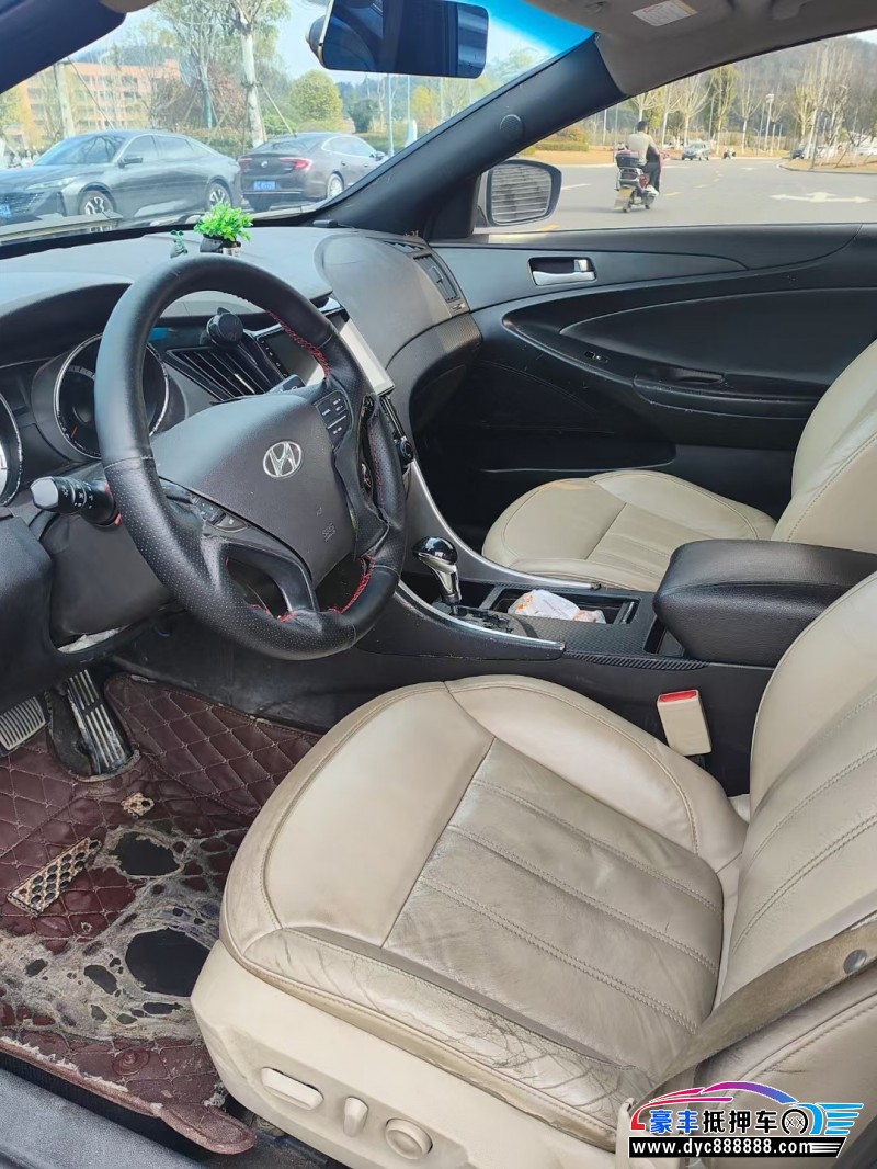 12年现代索纳塔八轿车抵押车出售