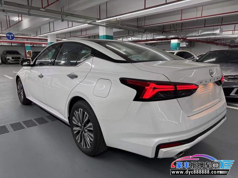 25年日产天籁轿车抵押车出售