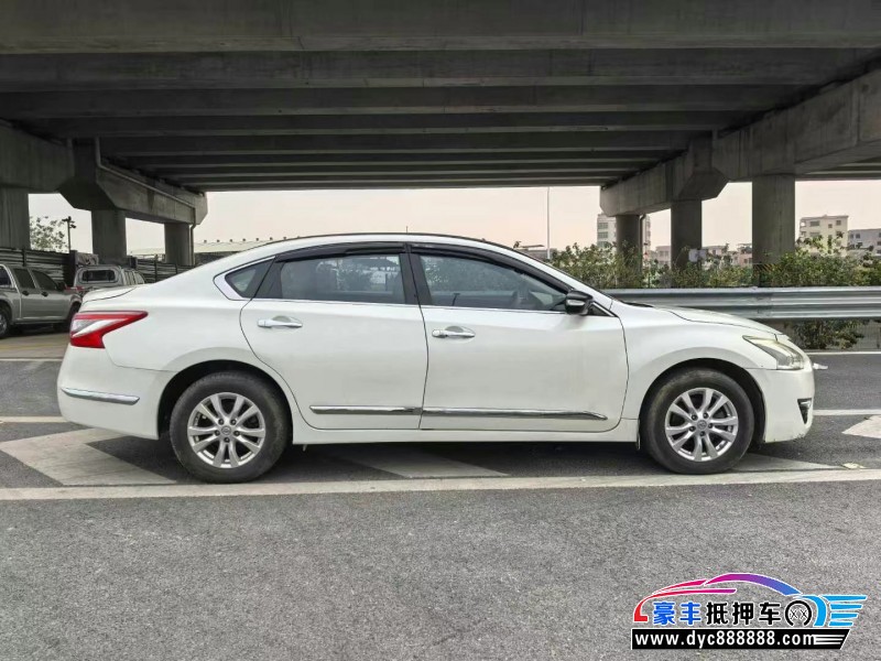 13年日产天籁轿车抵押车出售