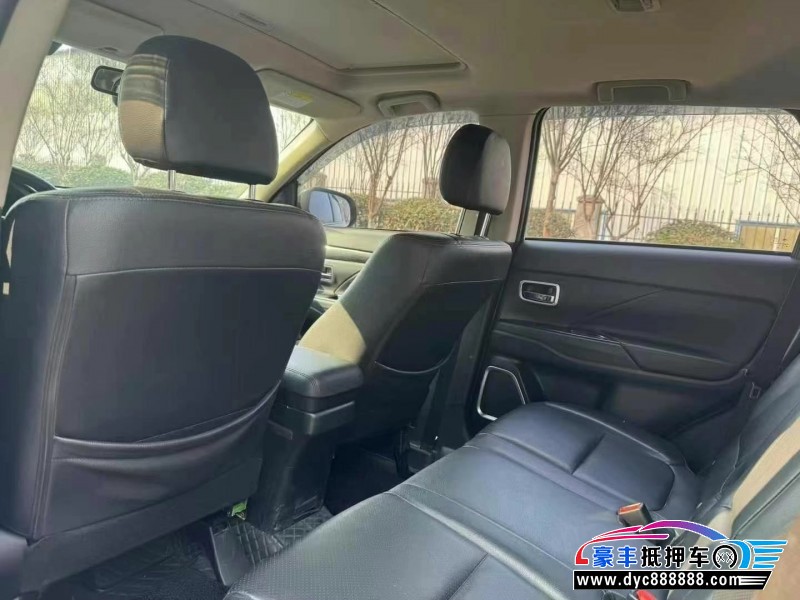 18年三菱欧蓝德轿车抵押车出售