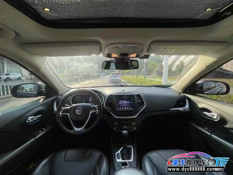 18年Jeep自由光轿车抵押车出售