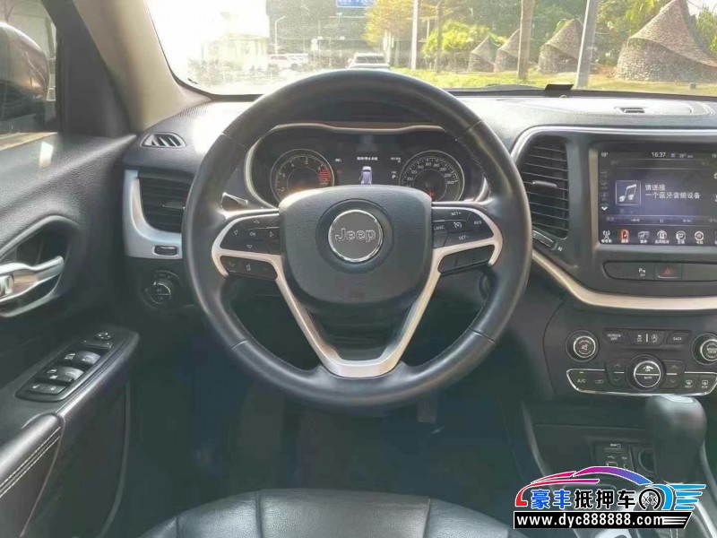 18年Jeep自由光轿车抵押车出售