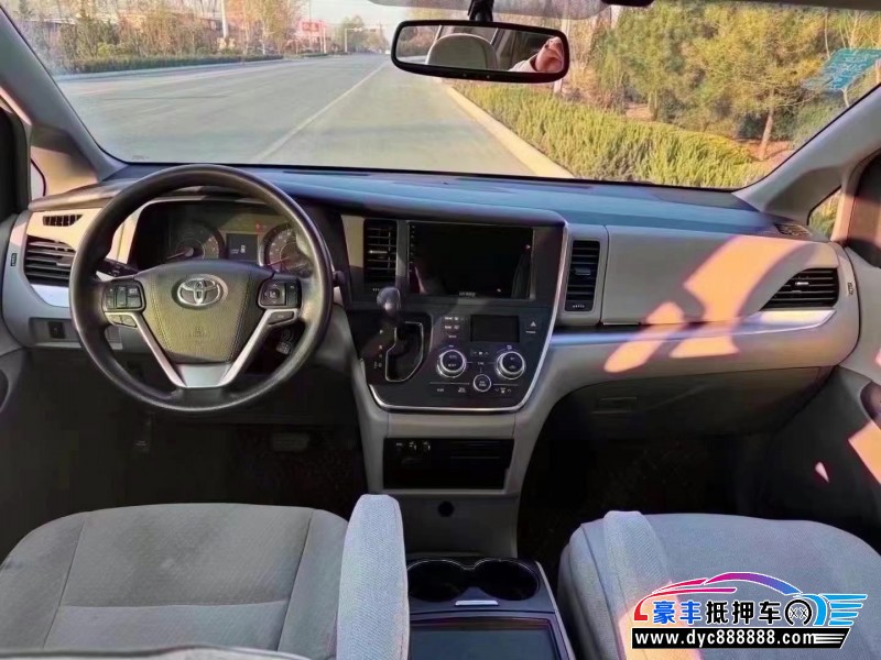 18年丰田塞纳轿车抵押车出售