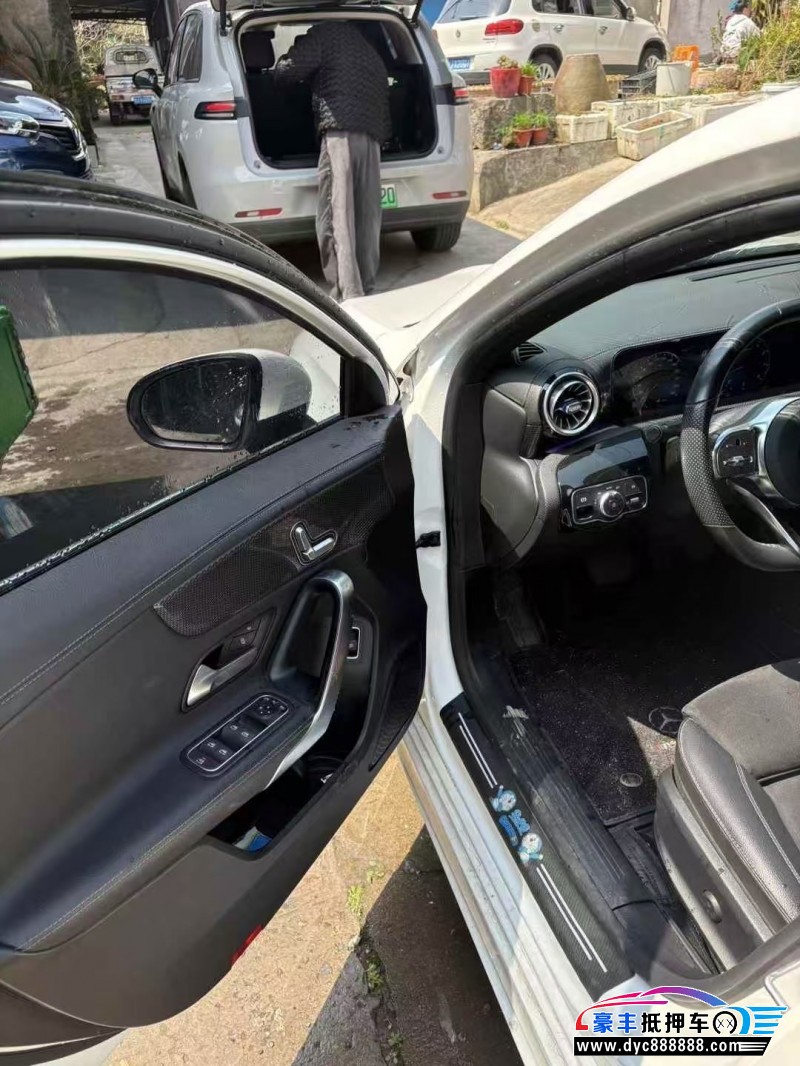 21年奔驰A轿车抵押车出售