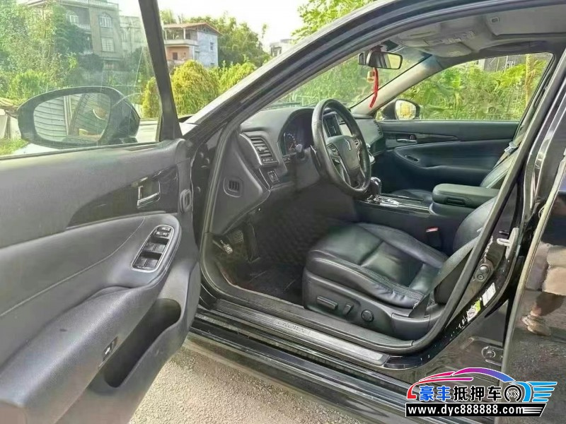 18年丰田皇冠轿车抵押车出售