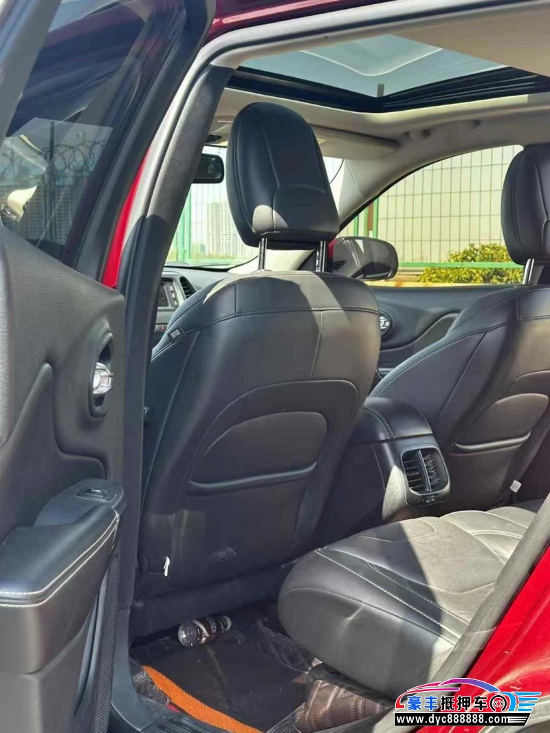 18年Jeep自由光轿车抵押车出售