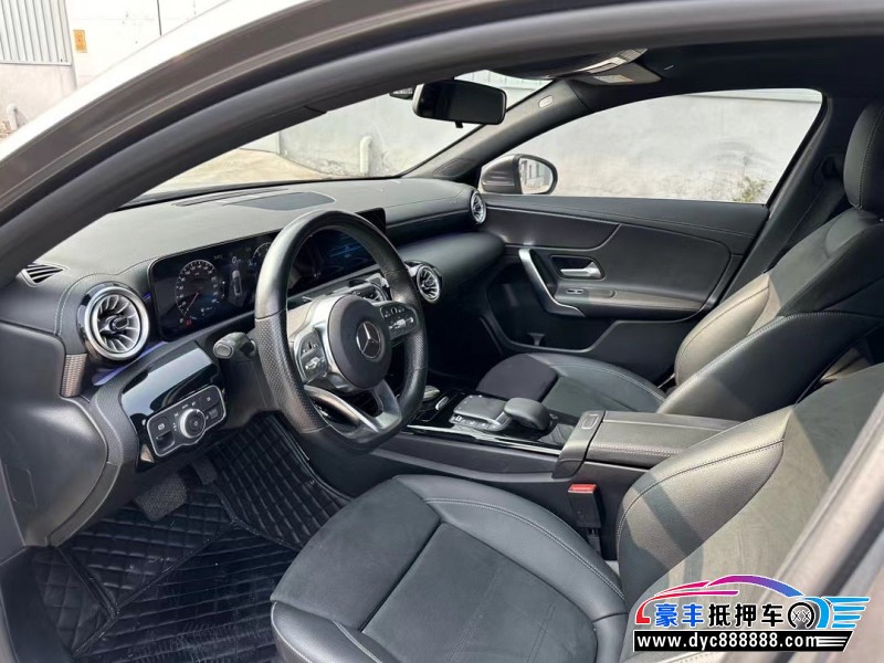 22年奔驰A轿车抵押车出售