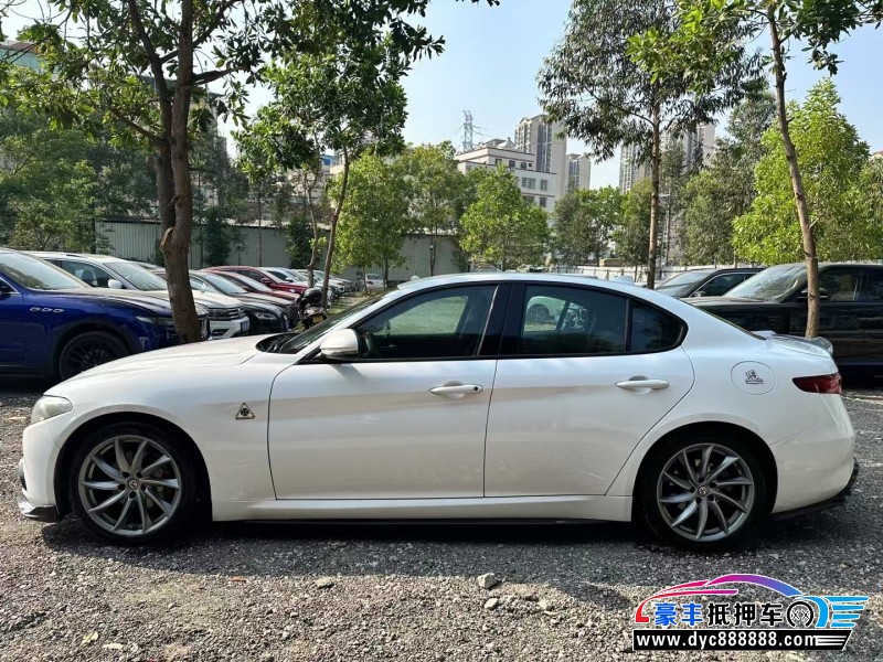 19年阿尔法·罗密欧Giulia轿车抵押车出售