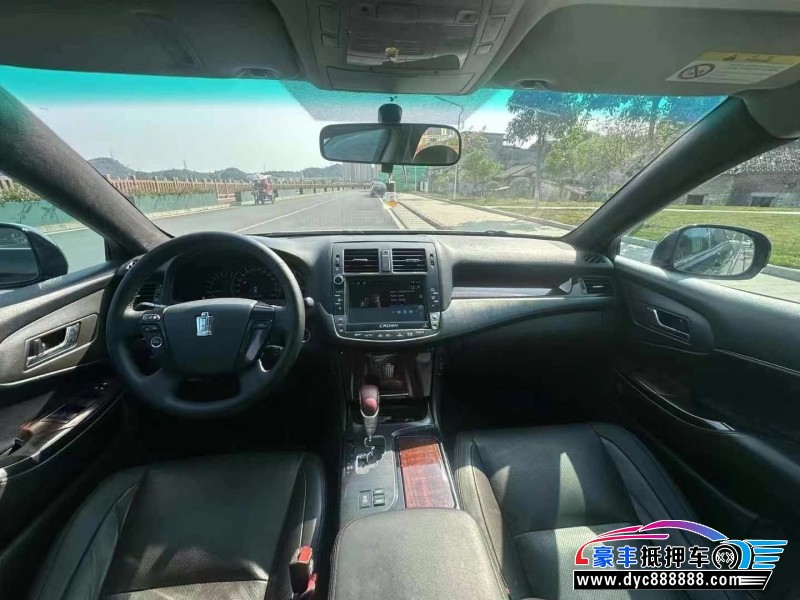 12年丰田皇冠轿车抵押车出售