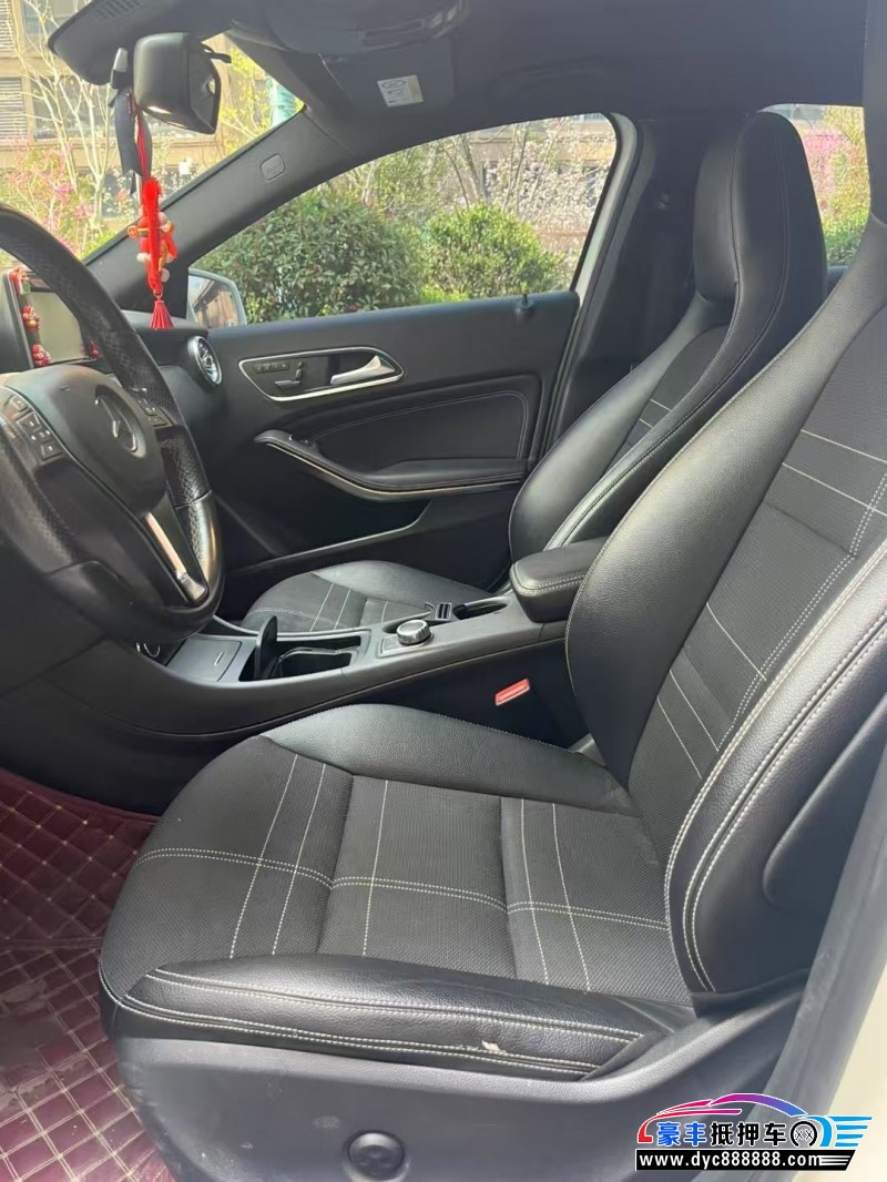 16年奔驰A轿车抵押车出售