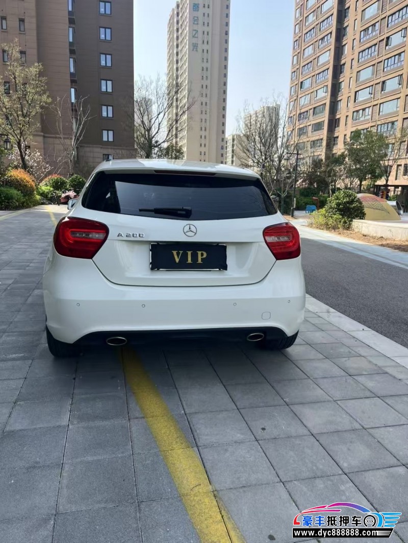 16年奔驰A轿车抵押车出售