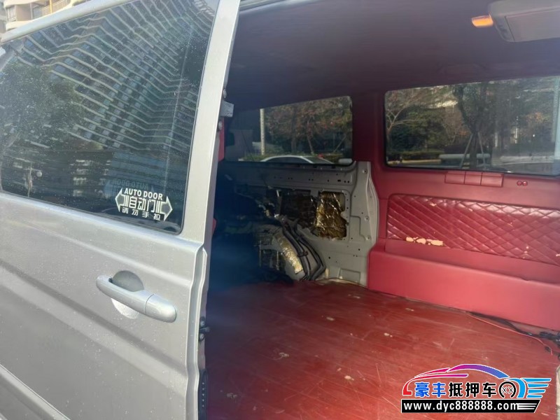 13年奔驰威霆轿车抵押车出售