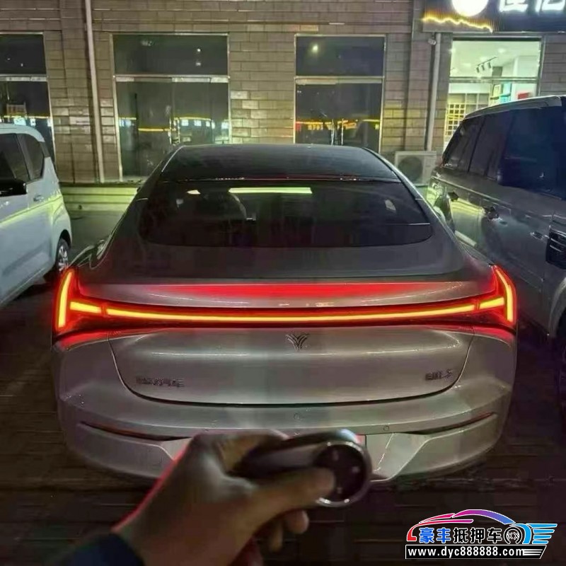 24年哪吒S轿车抵押车出售